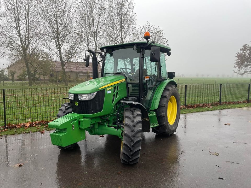  John deere 5067E voor Spies