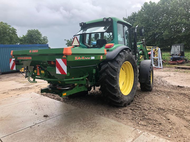 Amazone S350 Kunstmeststrooier, voorzien van